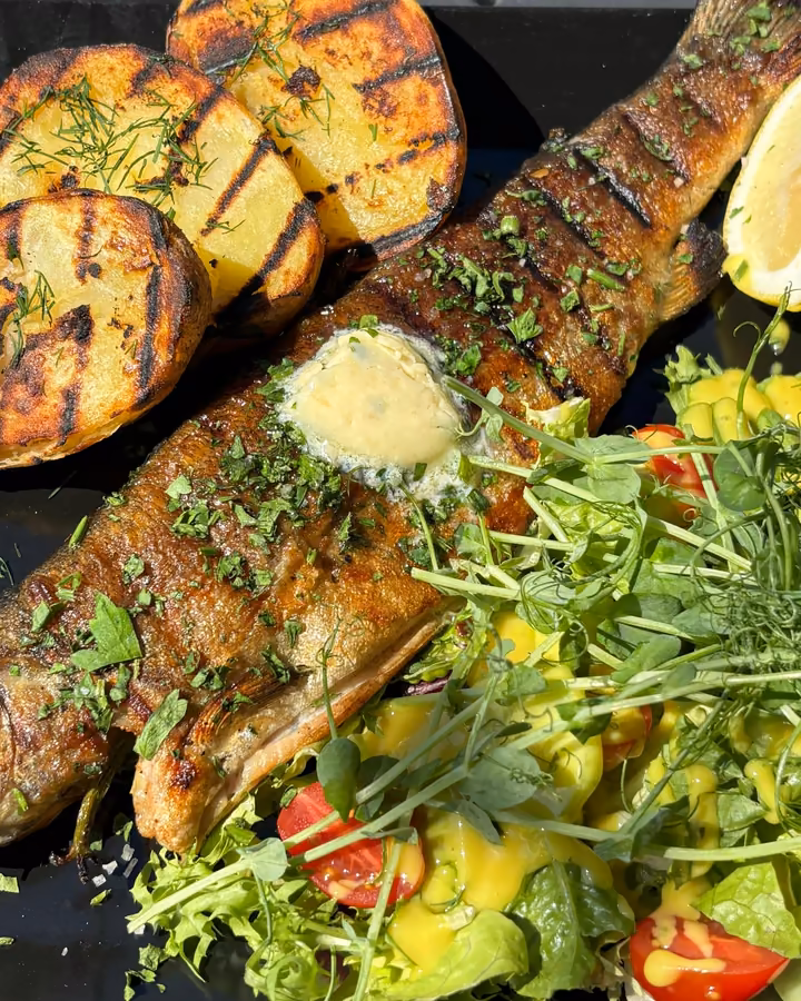 Grillowana ryba z ziemniakami i cytryną